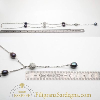 Collana in oro bianco con perle grigio viola e strass