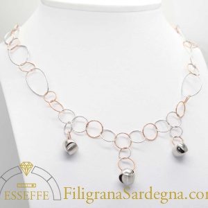 Collana in oro bianco e rosé con charms