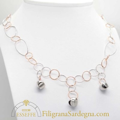 Collana in oro bianco e rosé con charms