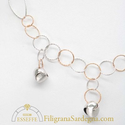 Collana in oro bianco e rosé con charms