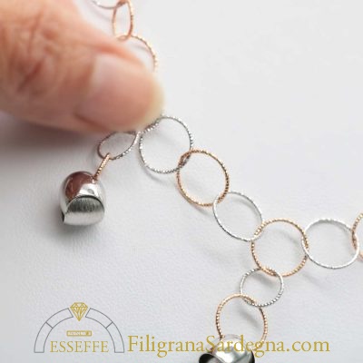 Collana in oro bianco e rosé con charms