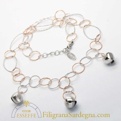 Collana in oro bianco e rosé con charms