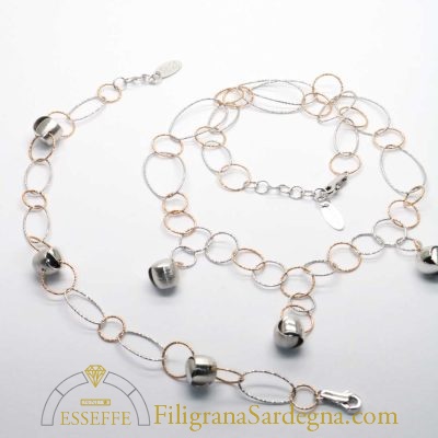 Collana in oro bianco e rosé con charms