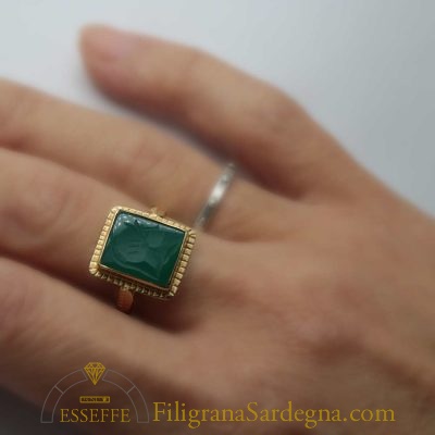Corniola verde quadrata in oro