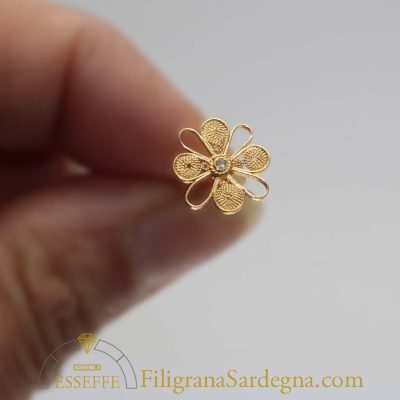 Fiori di filigrana d'oro con diamante