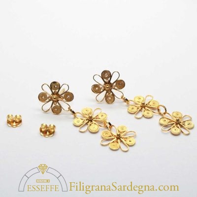 Orecchini con tre rosette pendenti in filigrana d’oro