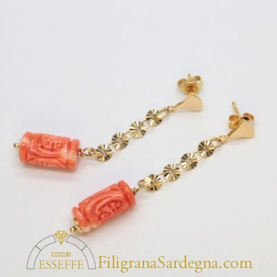 Orecchini barilotto di corallo rosa intagliato