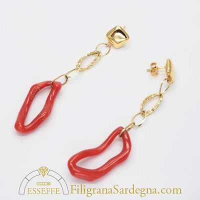 Orecchini con pendente d’oro e corallo ad anello