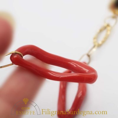Orecchini con pendente d’oro e corallo ad anello