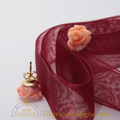 Orecchini con rose di corallo rosa screziato