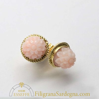 Orecchini con corallo rosa intagliato e filigrana d’oro
