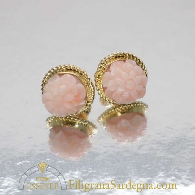 Orecchini con corallo rosa intagliato e filigrana d’oro