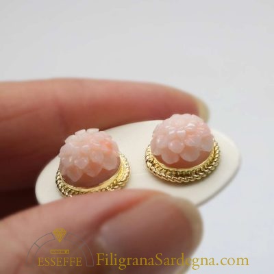 Orecchini con corallo rosa intagliato e filigrana d’oro