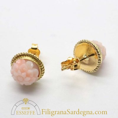 Orecchini in corallo rosa intagliato e filigrana d'oro