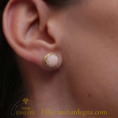 Orecchini con corallo rosa intagliato e filigrana d’oro
