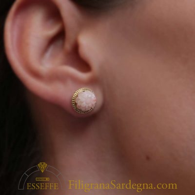 Orecchini in corallo rosa intagliato e filigrana d'oro