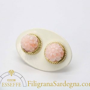 Orecchini con corallo rosa intagliato e filigrana d’oro