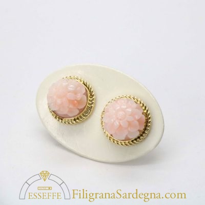 Orecchini con corallo rosa intagliato e filigrana d’oro