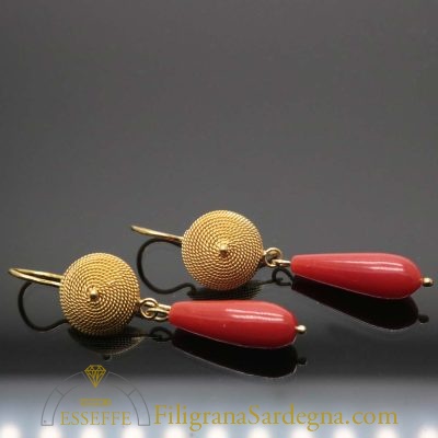 Orecchini in filigrana d'oro con corbula e corallo