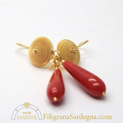 Orecchini in filigrana d'oro con corbula e corallo a goccia