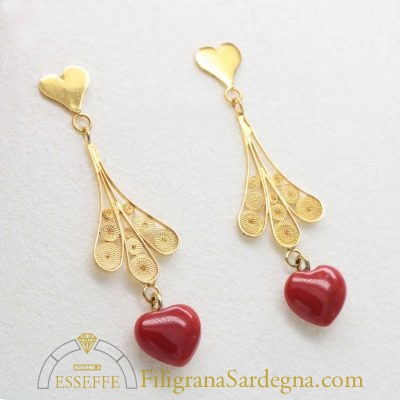 Orecchini in filigrana d’oro con cuore pendente in corallo