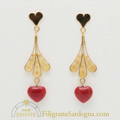 Orecchini in filigrana d’oro con cuore pendente in corallo