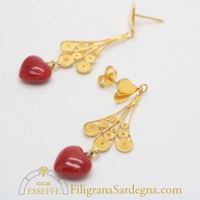 Orecchini in filigrana d’oro con cuore pendente in corallo