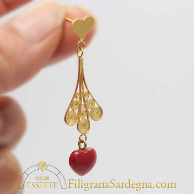 Orecchini in filigrana d’oro con cuore pendente in corallo