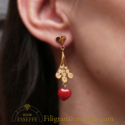 Orecchini in filigrana d’oro con cuore pendente in corallo