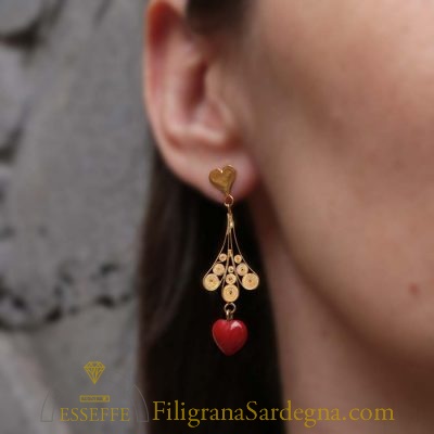 Orecchini in filigrana d’oro con cuore pendente in corallo