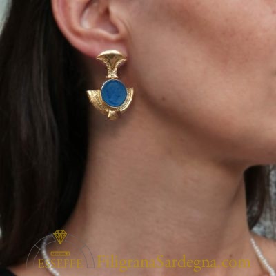 Orecchini in oro con agata blu (viso di Augusto)