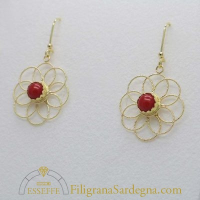 Orecchini in oro con fiore in filigrana e corallo a cabochon