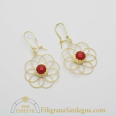 Orecchini in oro con fiore in filigrana e corallo a cabochon