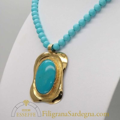 Pendente d'oro con grande cabochon di turchese naturale