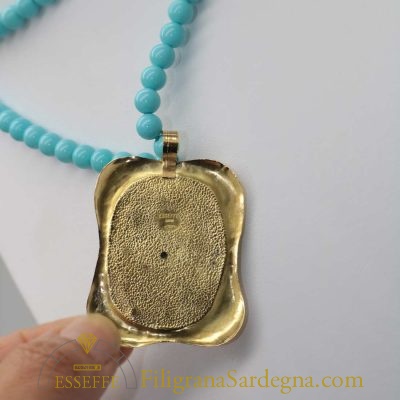 Pendente d'oro con grande cabochon di turchese naturale