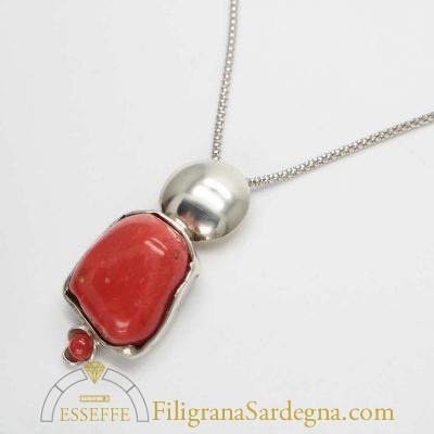 Pendente in argento con sasso di corallo rosso