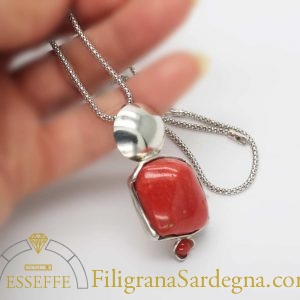 Pendente in argento con sasso di corallo rosso