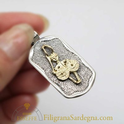 Pendente in argento e oro con guerriero nuragico