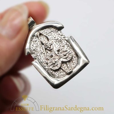 Pendente in argento e oro con guerriero nuragico